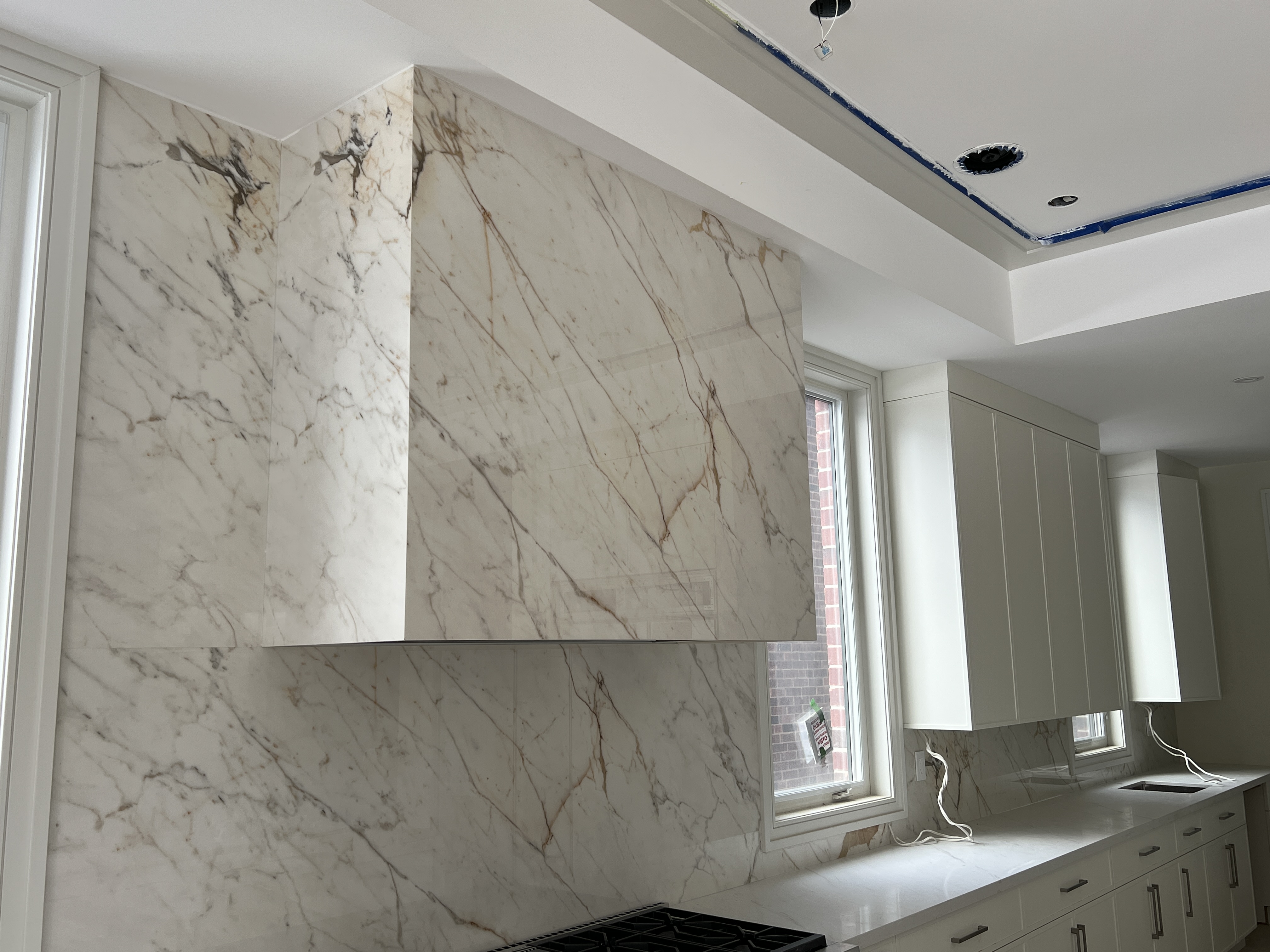 Book-matched Hood & Full-Height Backsplash